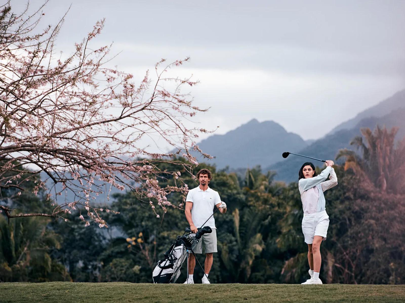 Golfistas en el campo de Rosewood Mandarina entre vegetación tropical