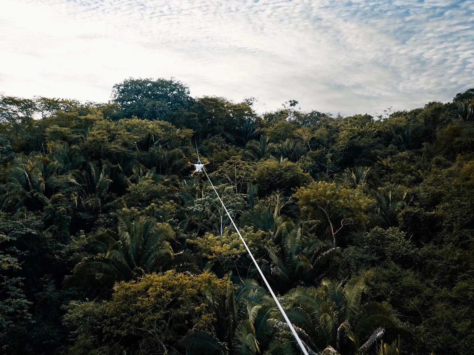 Tirolesa sobre la selva tropical de Mandarina