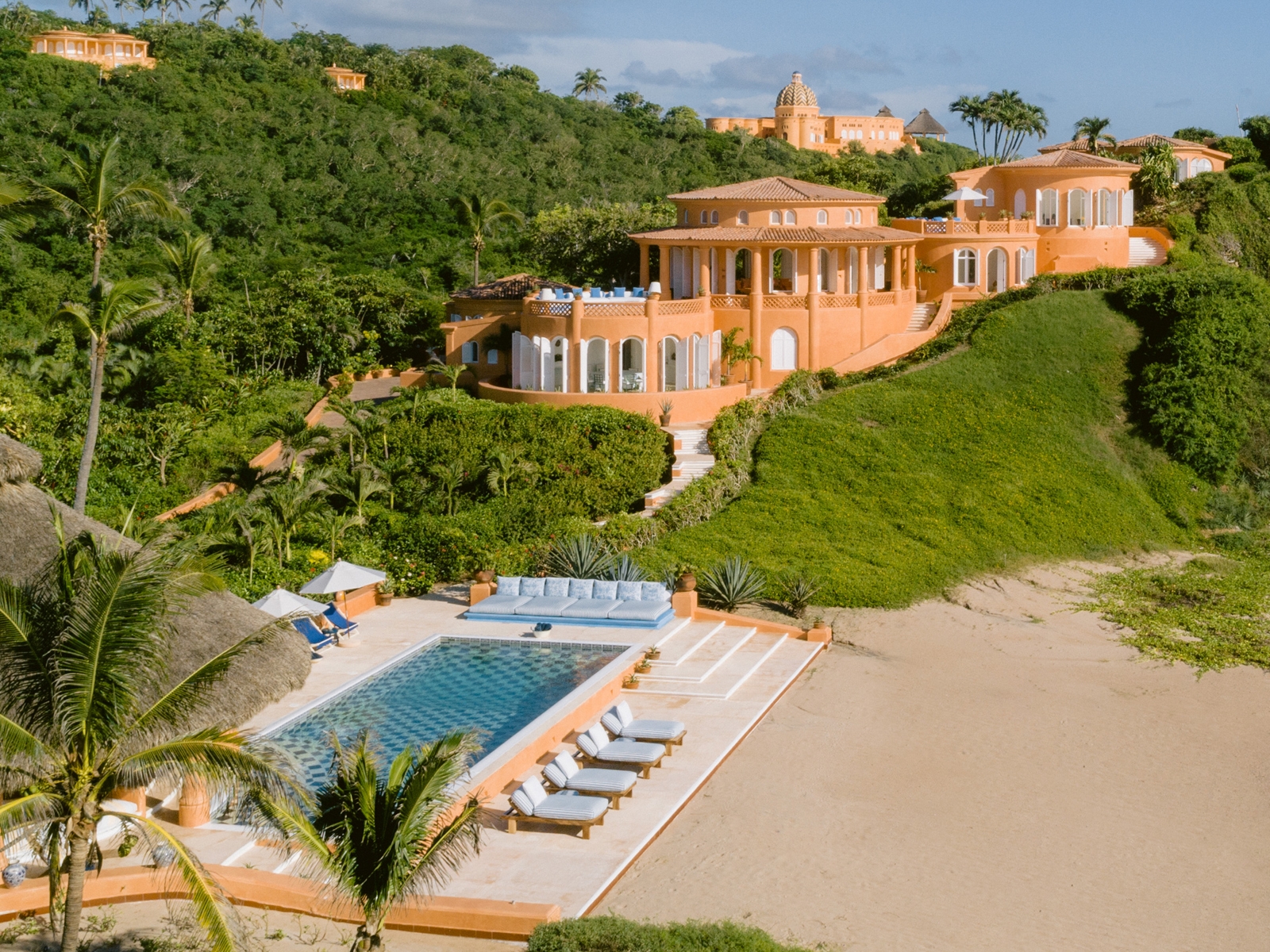 Villas de Cuixmala entre la selva, las albercas y la playa