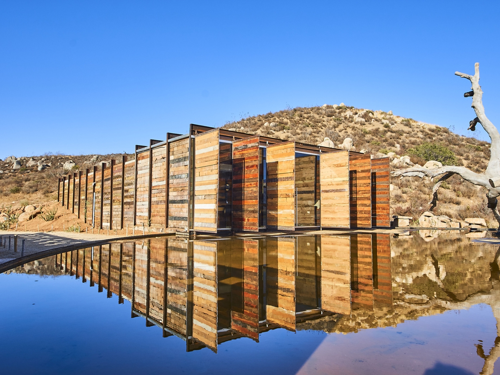 Arquitectura de madera de Bruma reflejada sobre el agua