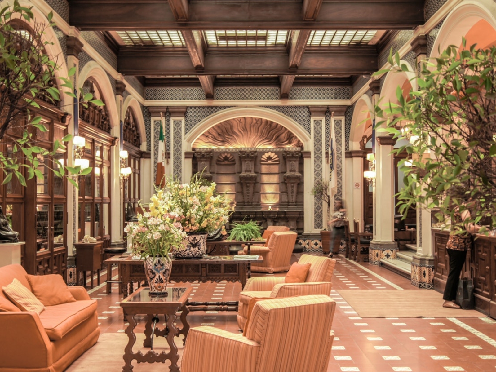 Interior de una hacienda yucateca con arcos, madera y mosaicos