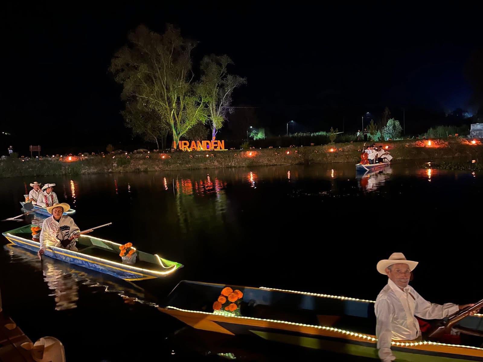 Embarcaciones iluminadas durante la Noche de Muertos en el lago de Pátzcuaro