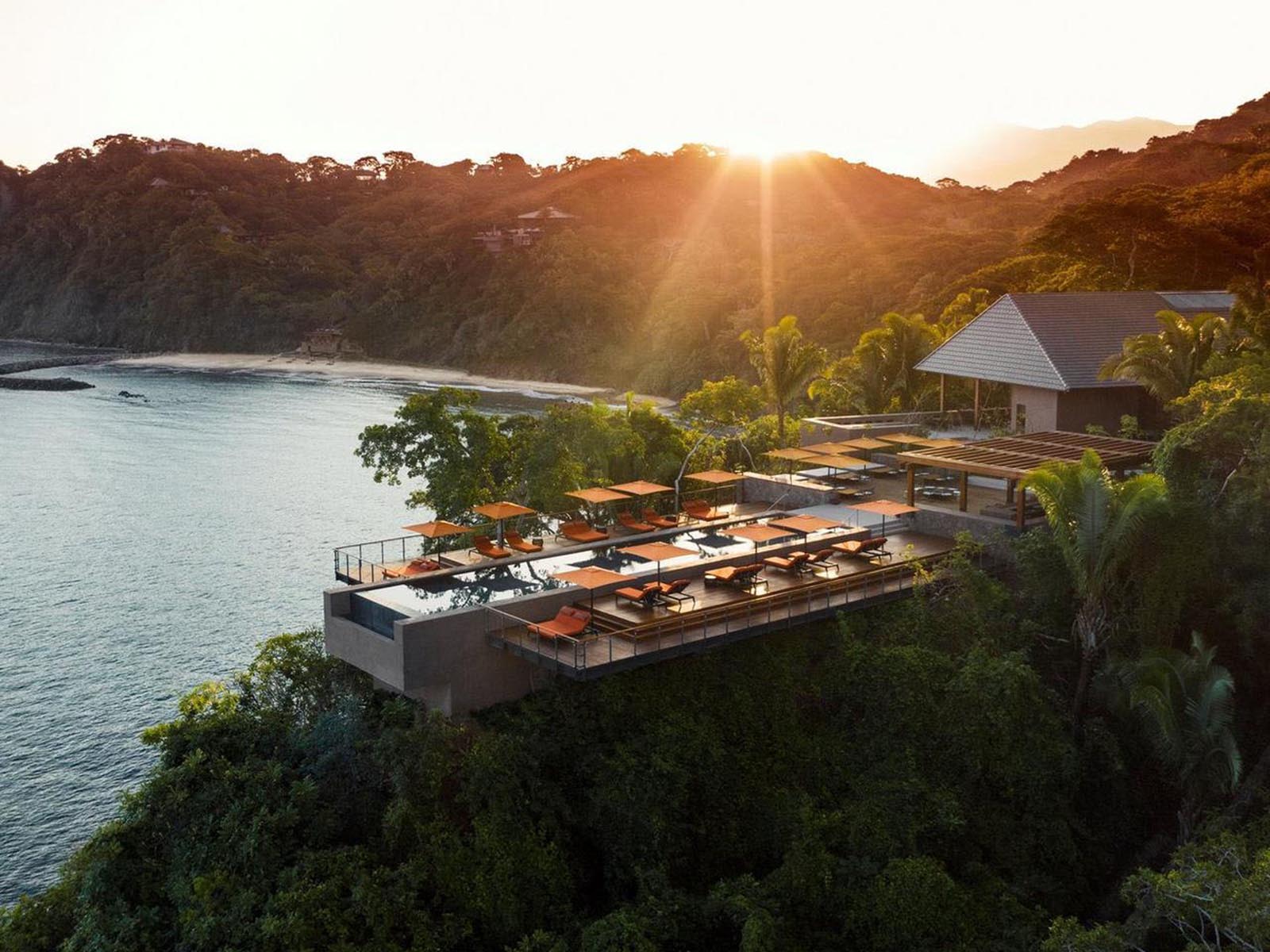 Restaurante Carao sobre la costa de One&Only Mandarina al atardecer