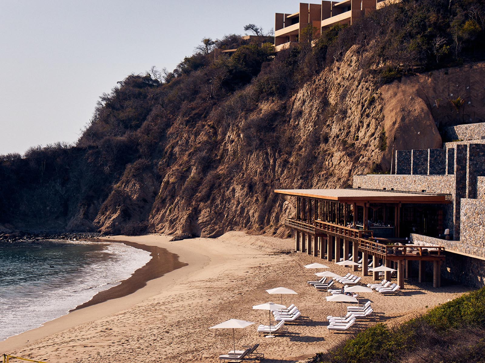 Arquitectura de Four Seasons Tamarindo integrada a la costa y la selva