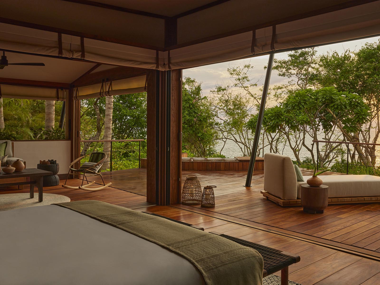 Interior y terraza de una tienda de lujo de Naviva con vista al mar